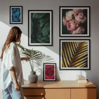 Galeria de parede com motivos de plantas florais