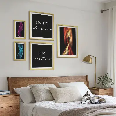 Parede de galeria com quadros com citações e padrões de luz inspiradores