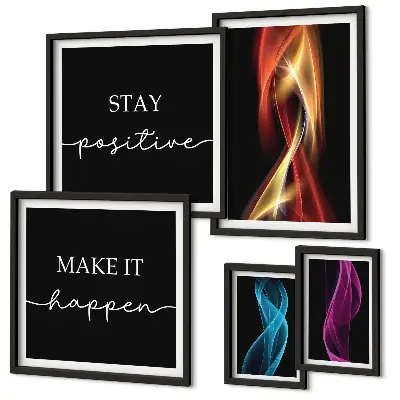 Parede de galeria com quadros com citações e padrões de luz inspiradores