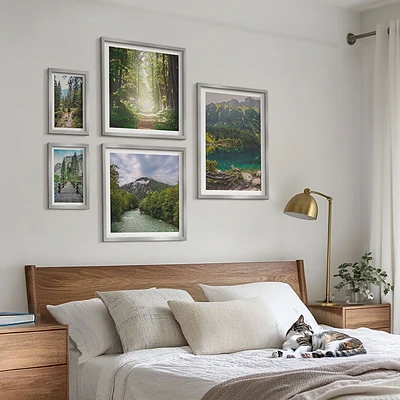 Conjunto de 5 quadros decorativos com paisagens de montanhas e trilhas na floresta