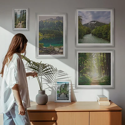 Conjunto de 5 quadros decorativos com paisagens de montanhas e trilhas na floresta