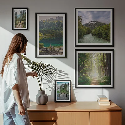Conjunto de 5 quadros decorativos com paisagens de montanhas e trilhas na floresta