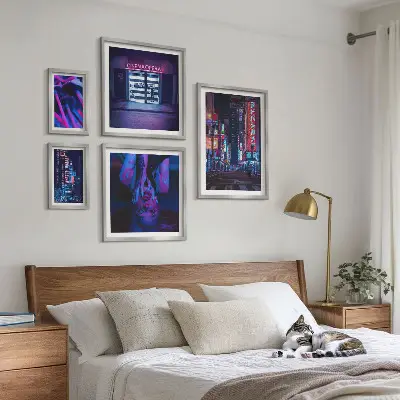 Conjunto de 5 quadros com moldura com paisagens urbanas noturnas iluminadas por néon