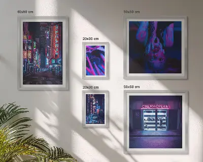 Conjunto de 5 quadros com moldura com paisagens urbanas noturnas iluminadas por néon