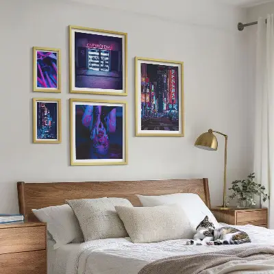 Conjunto de 5 quadros com moldura com paisagens urbanas noturnas iluminadas por néon