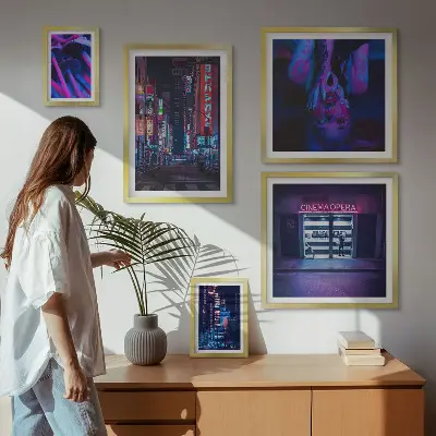 Conjunto de 5 quadros com moldura com paisagens urbanas noturnas iluminadas por néon