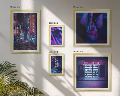 Conjunto de 5 quadros com moldura com paisagens urbanas noturnas iluminadas por néon