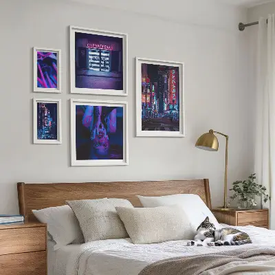 Conjunto de 5 quadros com moldura com paisagens urbanas noturnas iluminadas por néon