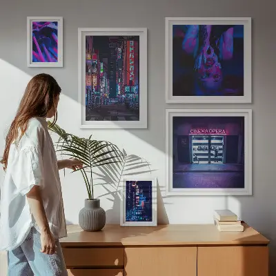 Conjunto de 5 quadros com moldura com paisagens urbanas noturnas iluminadas por néon