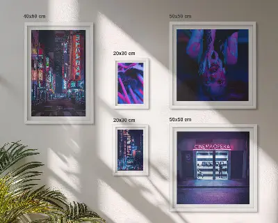 Conjunto de 5 quadros com moldura com paisagens urbanas noturnas iluminadas por néon