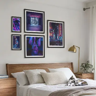 Conjunto de 5 quadros com moldura com paisagens urbanas noturnas iluminadas por néon