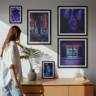 Conjunto de 5 quadros com moldura com paisagens urbanas noturnas iluminadas por néon