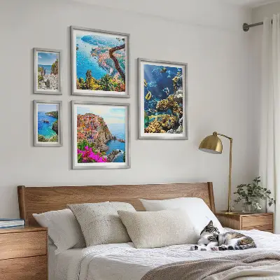 Galeria de parede com paisagens litorâneas, peixes e praias