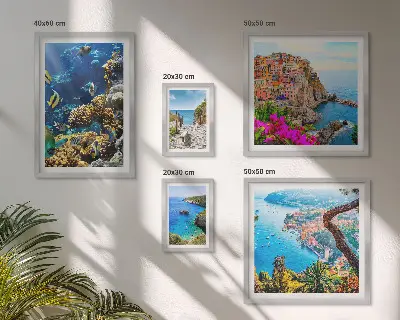 Galeria de parede com paisagens litorâneas, peixes e praias