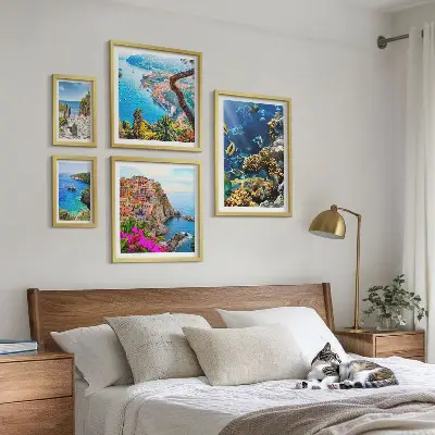 Galeria de parede com paisagens litorâneas, peixes e praias