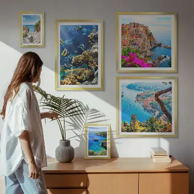 Galeria de parede com paisagens litorâneas, peixes e praias