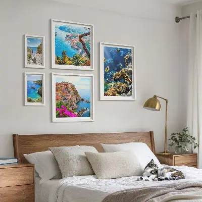 Galeria de parede com paisagens litorâneas, peixes e praias