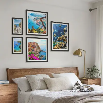 Galeria de parede com paisagens litorâneas, peixes e praias