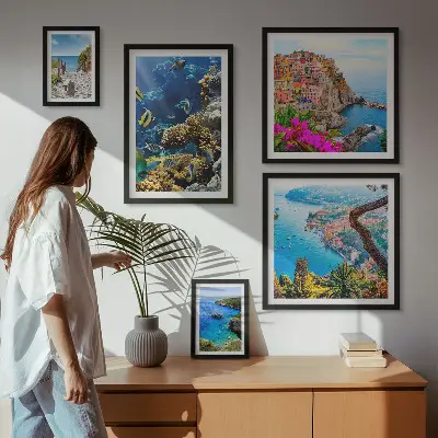 Galeria de parede com paisagens litorâneas, peixes e praias