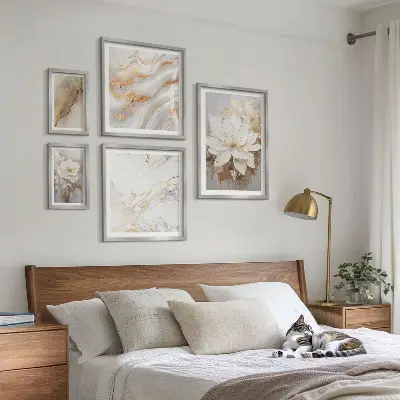 Conjunto de 5 quadros decorativos com composições florais elegantes