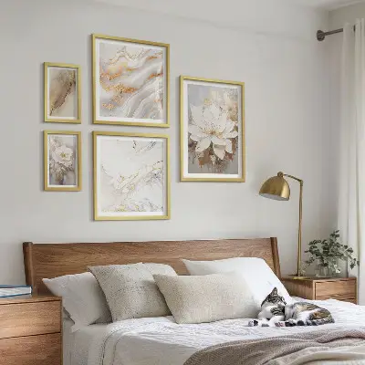 Conjunto de 5 quadros decorativos com composições florais elegantes