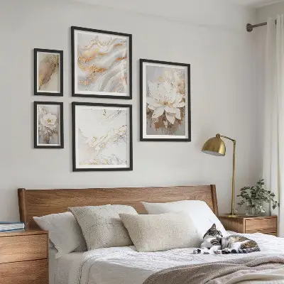 Conjunto de 5 quadros decorativos com composições florais elegantes