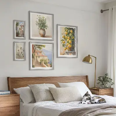 Galeria de quadros para parede com toques cítricos em estilo mediterrâneo