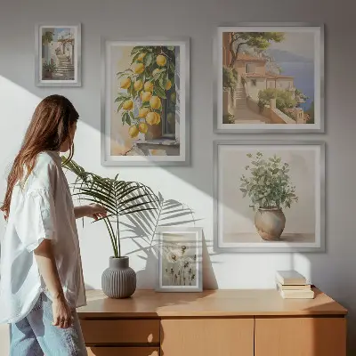 Galeria de quadros para parede com toques cítricos em estilo mediterrâneo