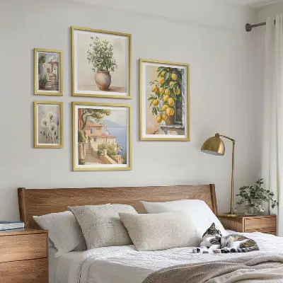 Galeria de quadros para parede com toques cítricos em estilo mediterrâneo