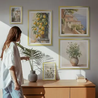 Galeria de quadros para parede com toques cítricos em estilo mediterrâneo