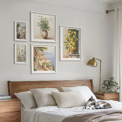Galeria de quadros para parede com toques cítricos em estilo mediterrâneo