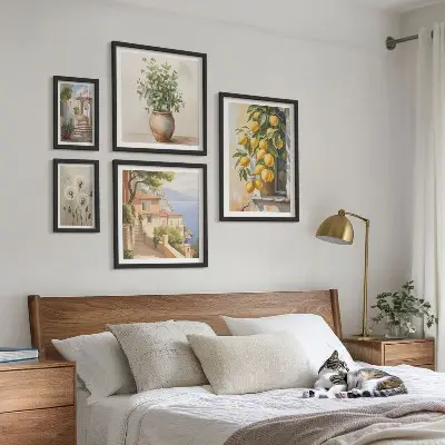 Galeria de quadros para parede com toques cítricos em estilo mediterrâneo