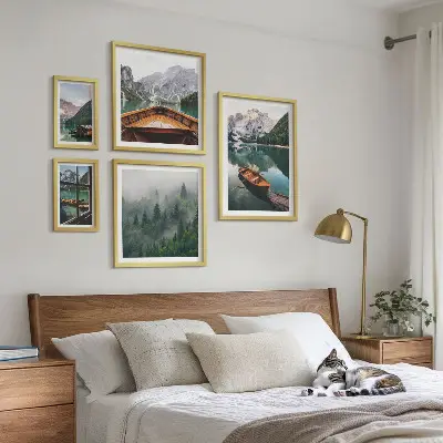 Conjunto de 5 quadros decorativos com paisagem de barcos em lagos tranquilos nas montanhas