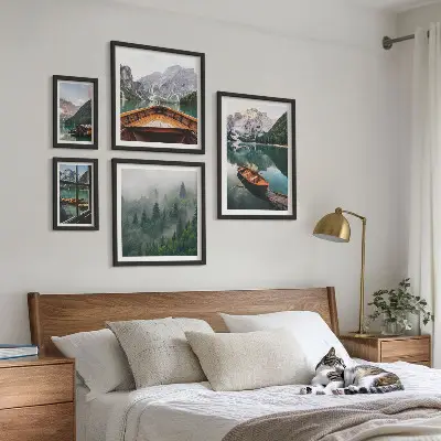 Conjunto de 5 quadros decorativos com paisagem de barcos em lagos tranquilos nas montanhas
