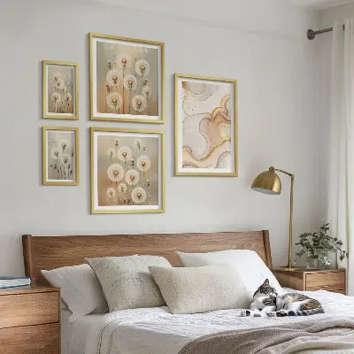 Conjunto de 5 quadros decorativos com motivos florais de natureza delicada