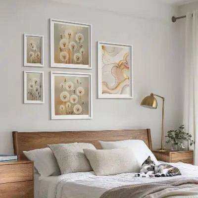 Conjunto de 5 quadros decorativos com motivos florais de natureza delicada