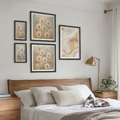 Conjunto de 5 quadros decorativos com motivos florais de natureza delicada
