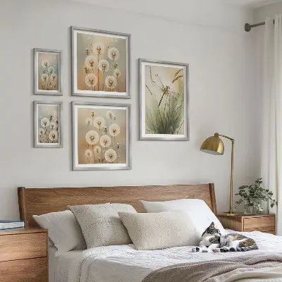 Galeria de parede com motivos florais de libélulas e dentes-de-leão