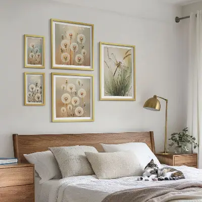 Galeria de parede com motivos florais de libélulas e dentes-de-leão