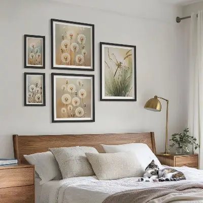 Galeria de parede com motivos florais de libélulas e dentes-de-leão