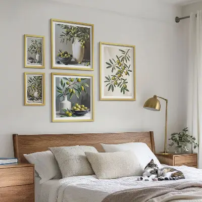 Galeria de parede com detalhes em verde-oliva em um interior rústico