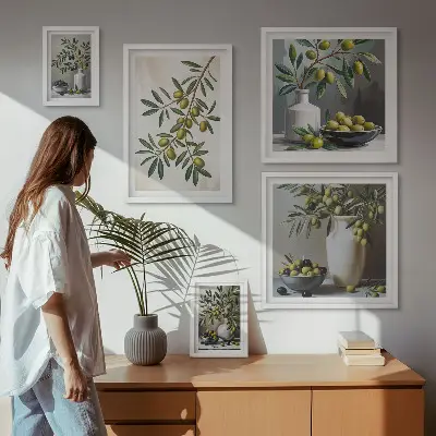 Galeria de parede com detalhes em verde-oliva em um interior rústico