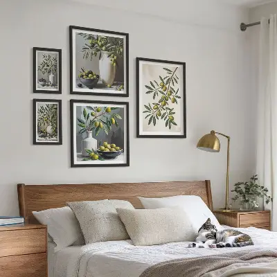 Galeria de parede com detalhes em verde-oliva em um interior rústico