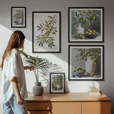Galeria de parede com detalhes em verde-oliva em um interior rústico