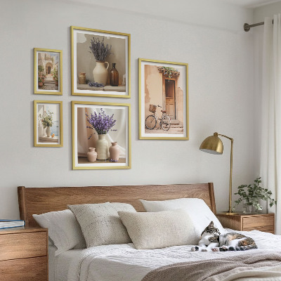 Conjunto de 5 quadros decorativos Interiores elegantes com uma bicicleta e flores.