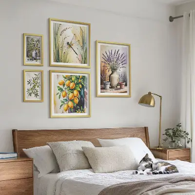 Galeria de parede com estampas rústicas de azeitonas e limões