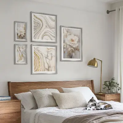 Conjunto de 5 quadros decorativos com motivos florais abstratos e elegância