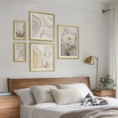 Conjunto de 5 quadros decorativos com motivos florais abstratos e elegância