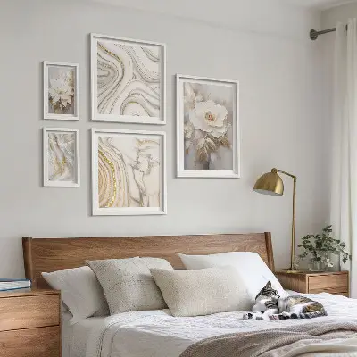 Conjunto de 5 quadros decorativos com motivos florais abstratos e elegância