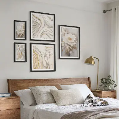 Conjunto de 5 quadros decorativos com motivos florais abstratos e elegância